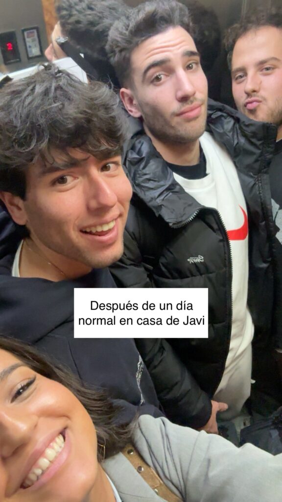 Equipo de trabajo saliendo de casa del compañero