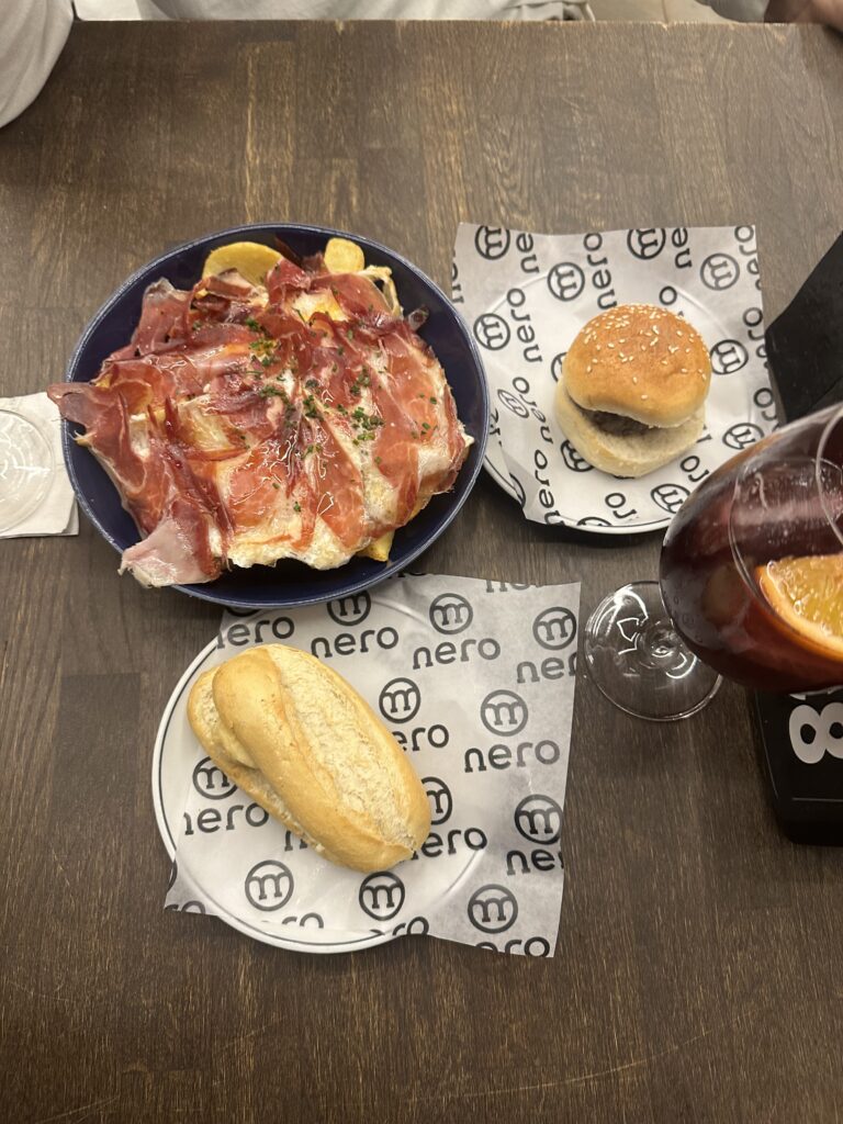 Huevos rotos con jamón, montaditos y tinto de verano
