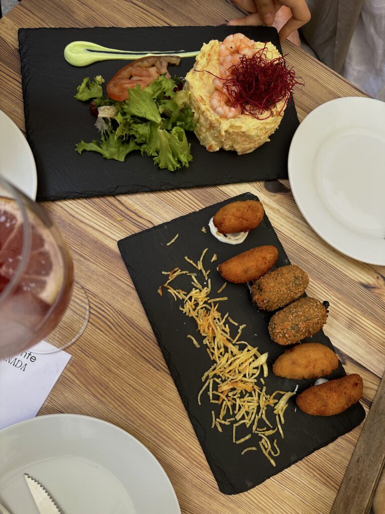 Croquetas y ensaladilla