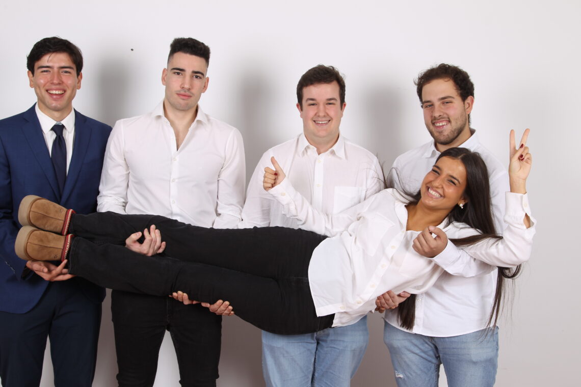 Día de la orla, grupo cogiendo a Paula